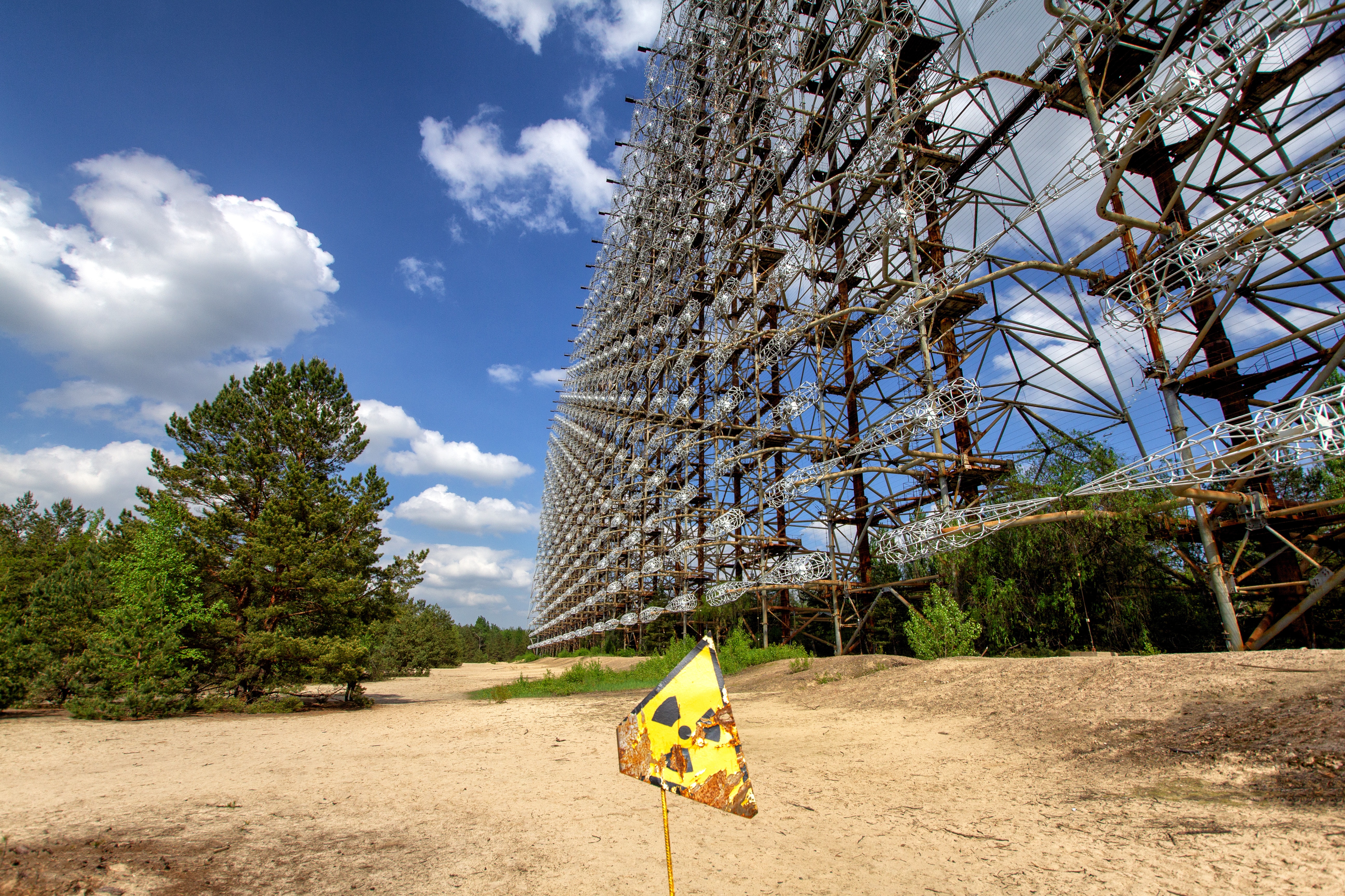 Http chernobyl. Зона отчуждения Чернобыльской АЭС. Туризм в зоне отчуждения Чернобыльской АЭС. Чернобыльская АЭС экскурсии. Припять зона отчуждения 2021.