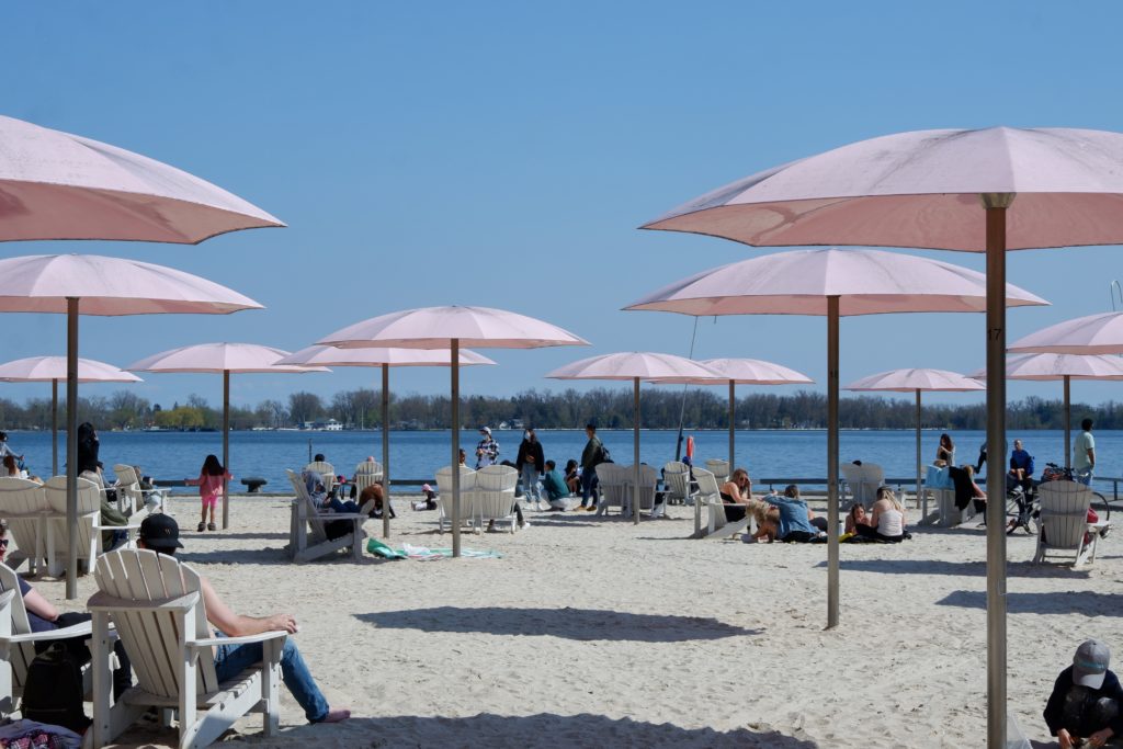 Toronto’s Sugar Beach is Pink Colored Paradise