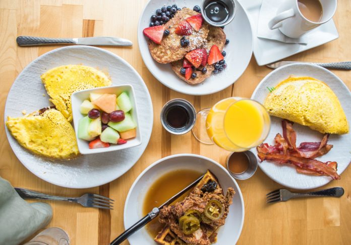 5 tips for healthy eating at hotel breakfast buffets.